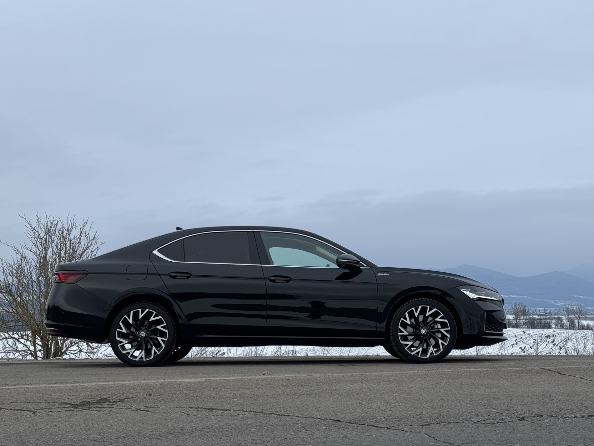 Škoda Superb liftback iV z boku